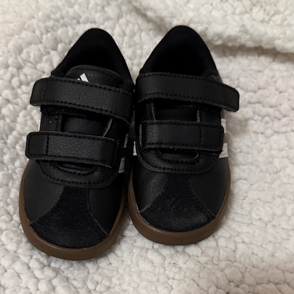 adidas Kids Black court/samba Sneakers 5c